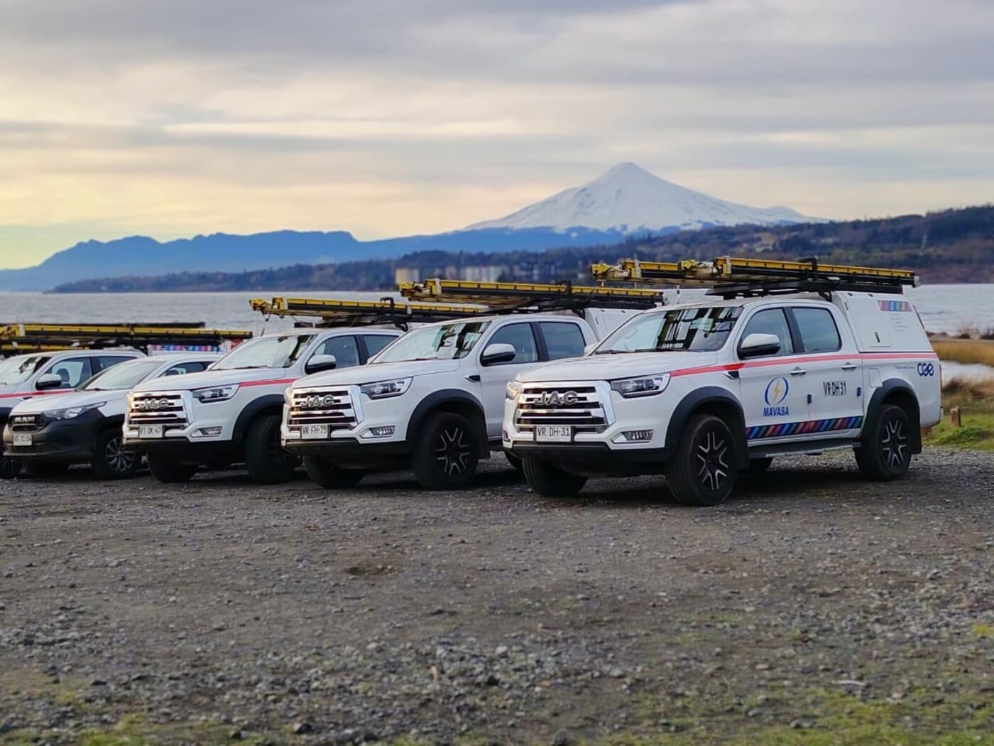 Camionetas MAVASA equipadas para servicios eléctricos