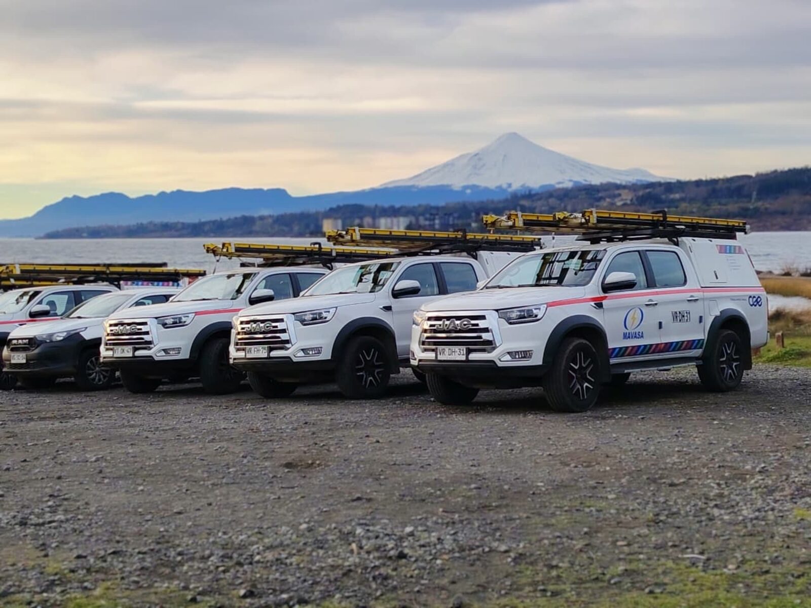 Flota de camionetas MAVASA con el volcán al fondo